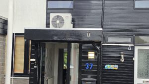 Airco Zwolle | Tosot CLIVIA Black 2,5 kW in woonkamer | thuiswedstrijd met buitenunit op luifel
