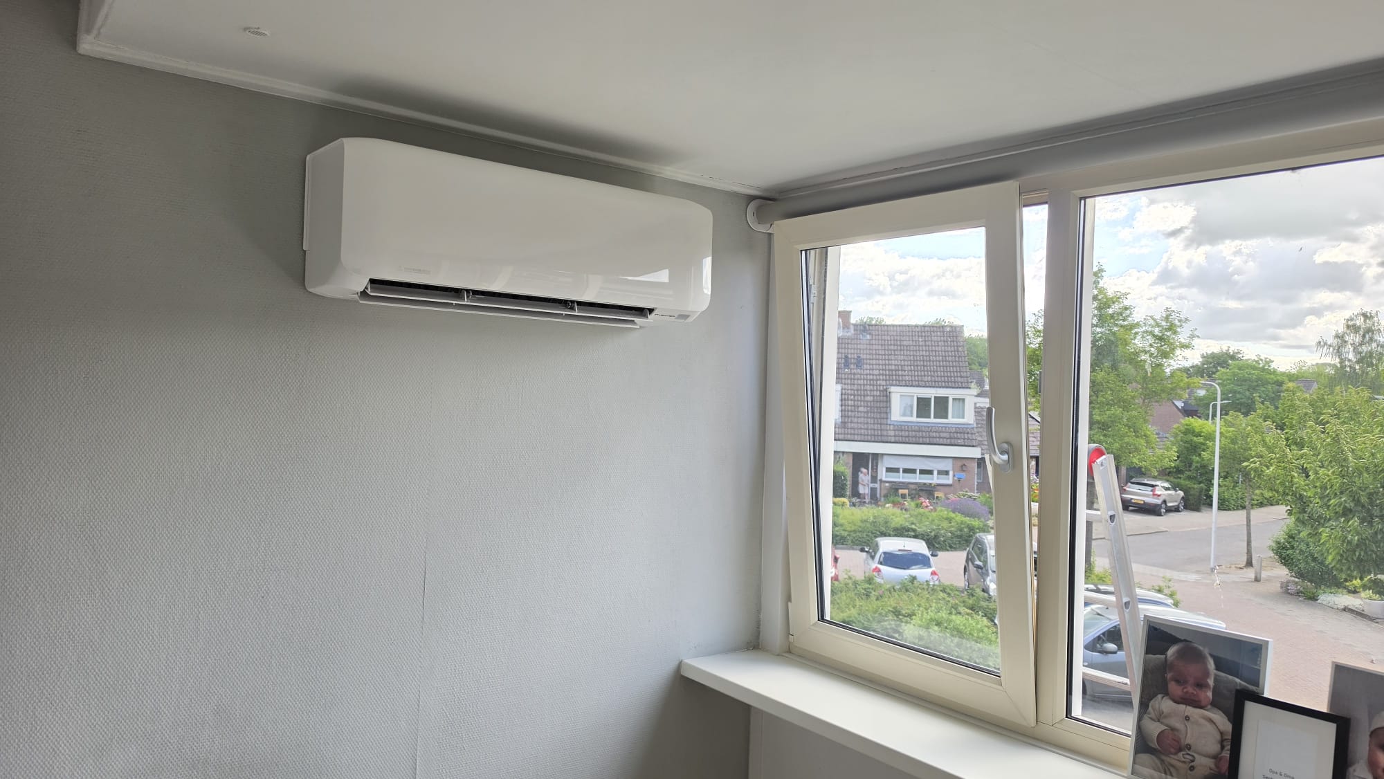 Mitsubishi Heavy Industries airco in slaapkamer naast raam in Zwolle