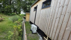 Airco Hoogersmilde | Mitsubishi Heavy Industries 2,5 kW in Tiny House Bosplekkie.nl | stil comfort voor verhuur