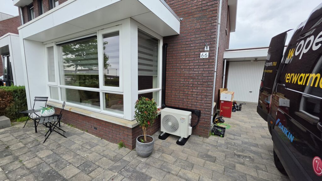 Tosot CLIVIA buitenunit op rubberen blokken in de voortuin van een woning in Dronten