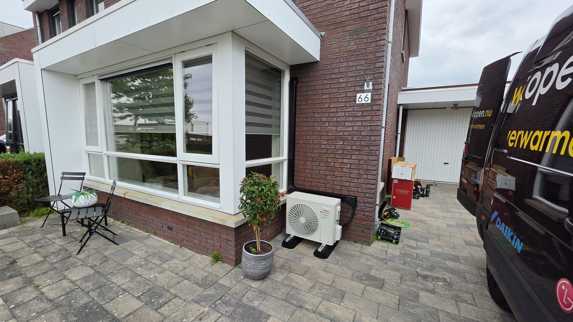 Tosot CLIVIA buitenunit op rubberen blokken in de voortuin van een woning in Dronten