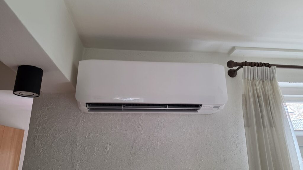 Mitsubishi Heavy Industries 5 kW binnenunit in de woonkamer van een woning in Hasselt Overijssel