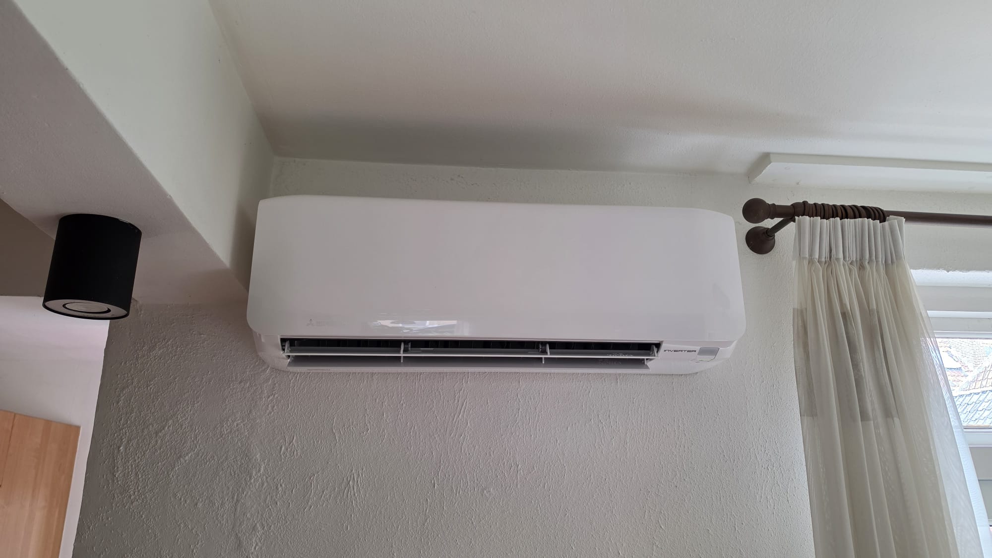 Mitsubishi Heavy Industries 5 kW binnenunit in de woonkamer van een woning in Hasselt Overijssel