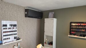 Airco Raalte | Tosot CLIVIA Black 2,5 kW in nagelsalon | comfortabel werken en behandelen