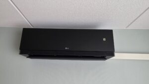 Airco Assen | LG ARTCOOL AI AIR 3,5 kW mat-zwart in woonkamer | stijlvol koelen en verwarmen