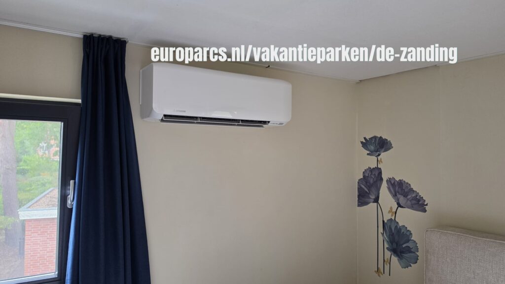 Mitsubishi Heavy Industries binnenunit in slaapkamer op de eerste verdieping van een vakantiewoning in Otterlo