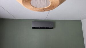 Airco Heerenveen | Tosot CLIVIA Black 2,5 kW in slaapkamer | koelen en verwarmen