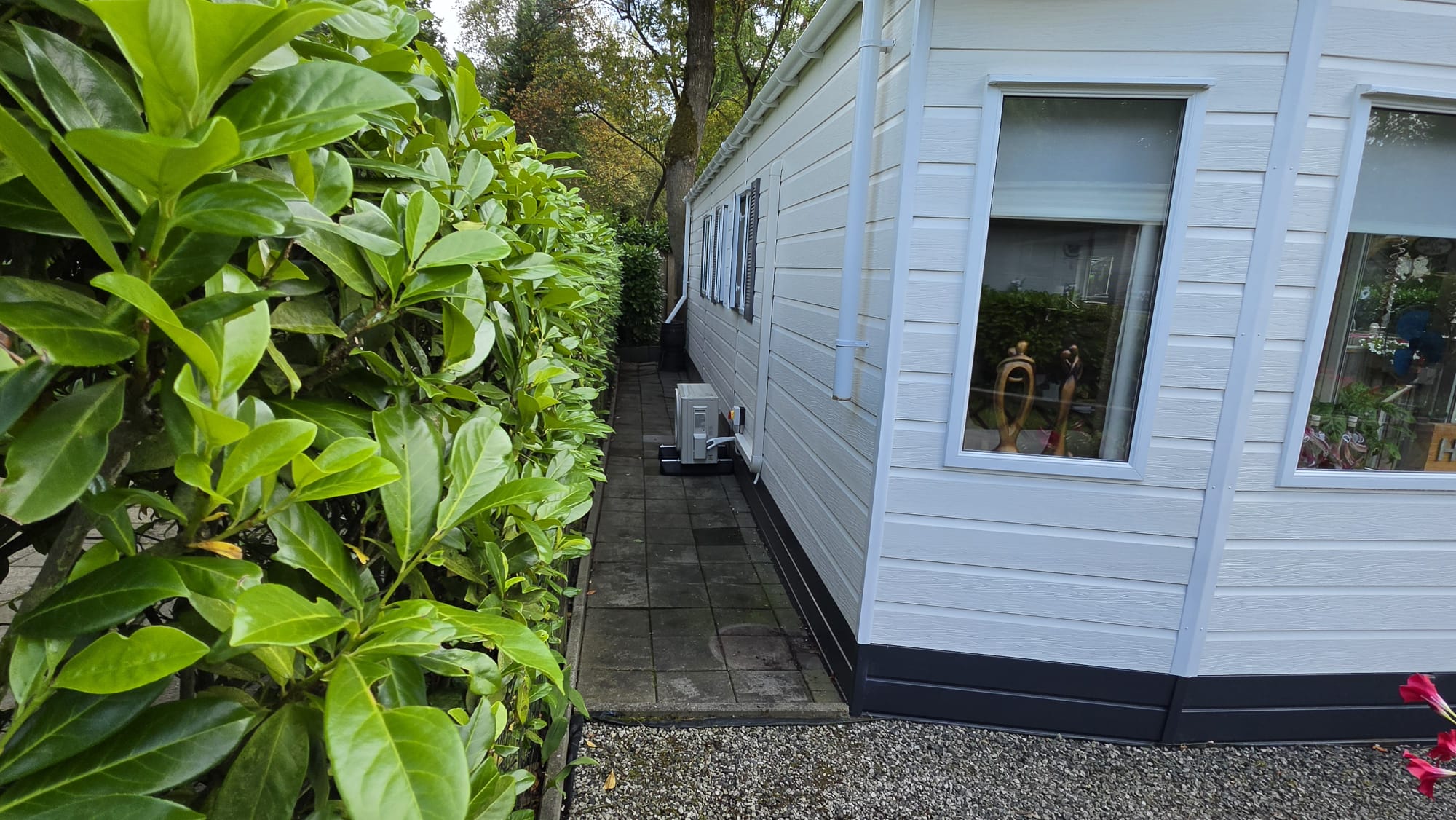 Mitsubishi Heavy Industries buitenunit op rubberen blokken achter chalet op Camping Laarbrug in Vilsteren
