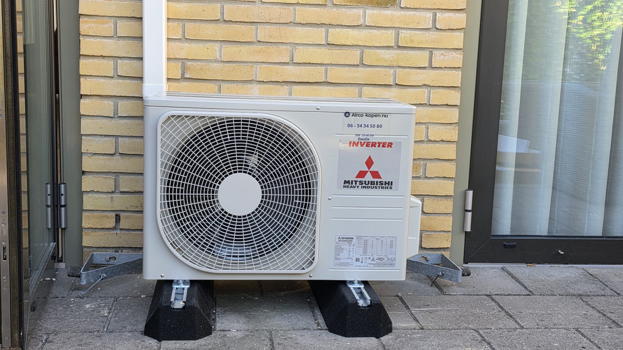Mitsubishi Heavy Industries buitenunit op trillingdempende blokken in achtertuin in Drachten